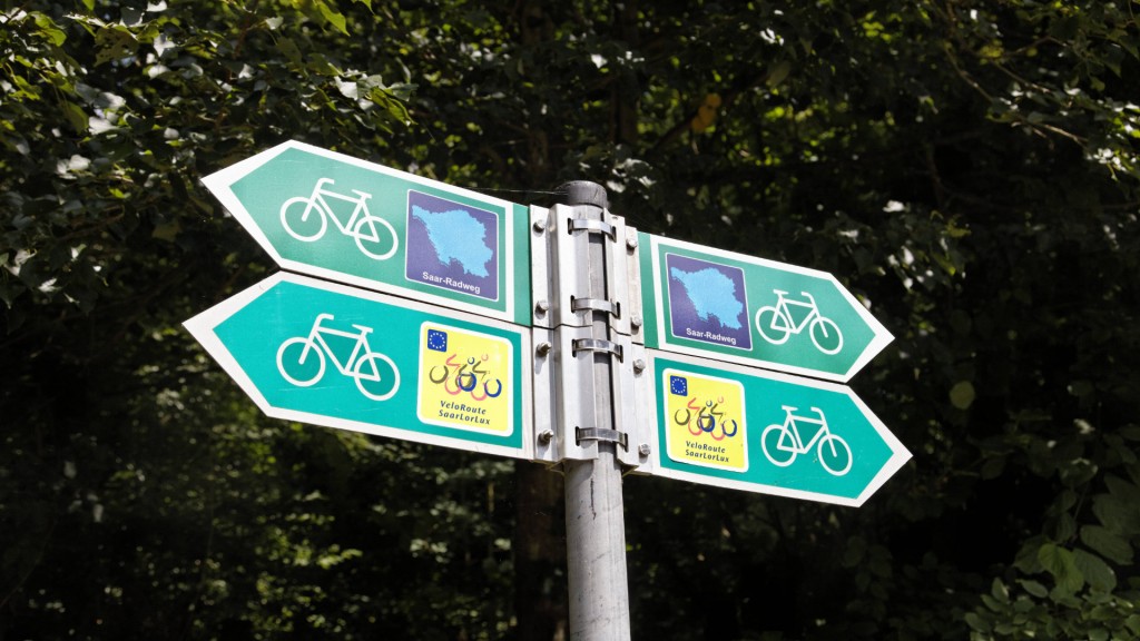 Saar-Radweg und VeloRoute SaarLorLux auf Radwegeschildern entlang der Saar