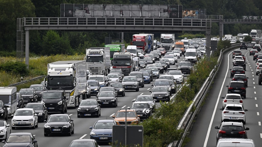 Autos stehen im Stau auf einer Autobahn