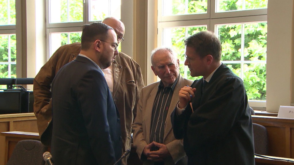 Foto: AfD-Parteimitglieder im Gespräch in einem Gerichtssaal