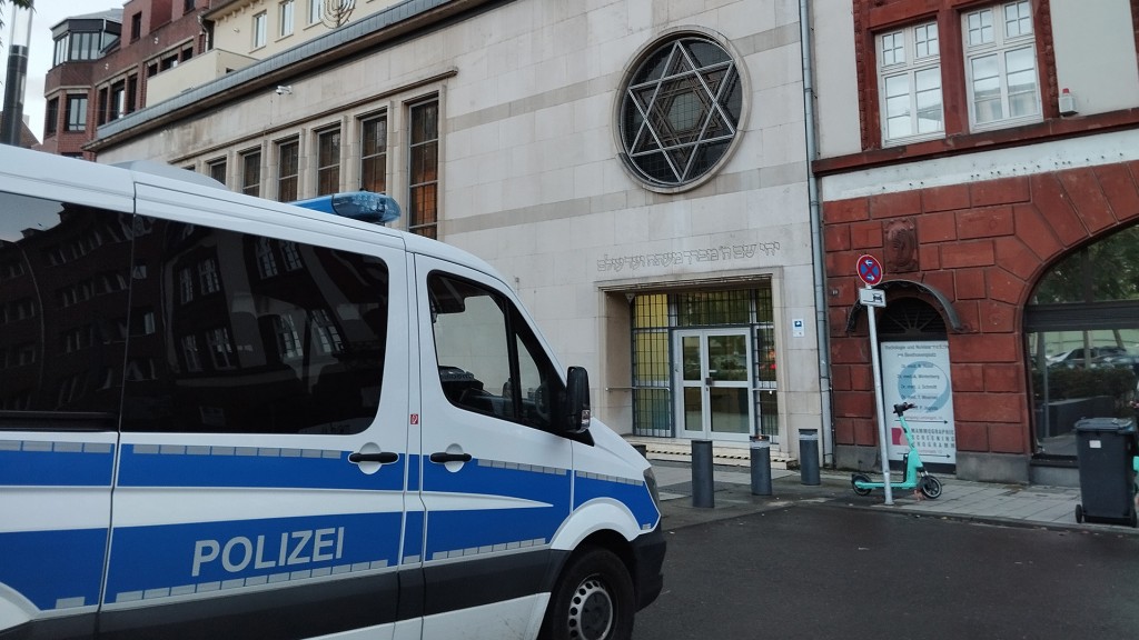 Ein Polizeiauto steht vor der Synagoge in Saarbrücken