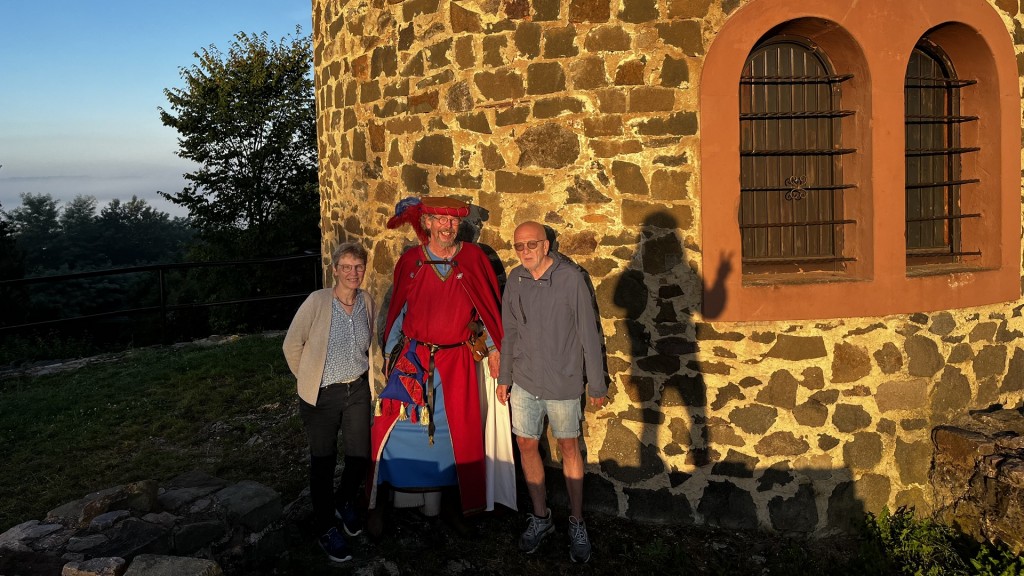 Thomas Gerber und Mitglieder des Heimatvereins vor der Liebenburg