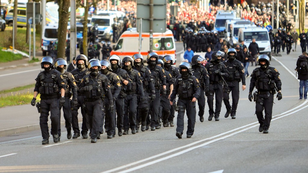 Polizei-Kräfte eskortieren Fußballfans zum Saarbrücker Ludwigsparkstadion