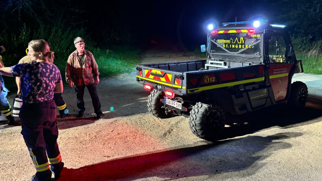 Foto: Mit dem UTV brachten die Retter Personal und Material an die Unglücksstelle in einem Waldhang.