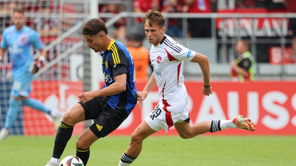 Amine Naifi (1. FC Saarbrücken) und Michal Sevcik (1. FC Nürnberg) auf dem Rasen im Ludwigsparkstadion.