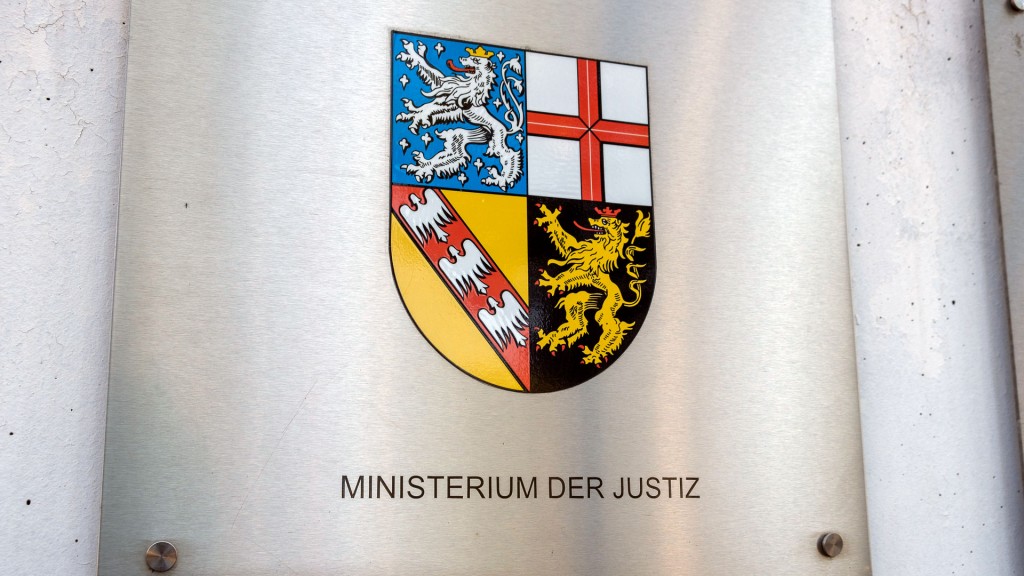 Eingangstafel, saarländisches Ministerium der Justiz