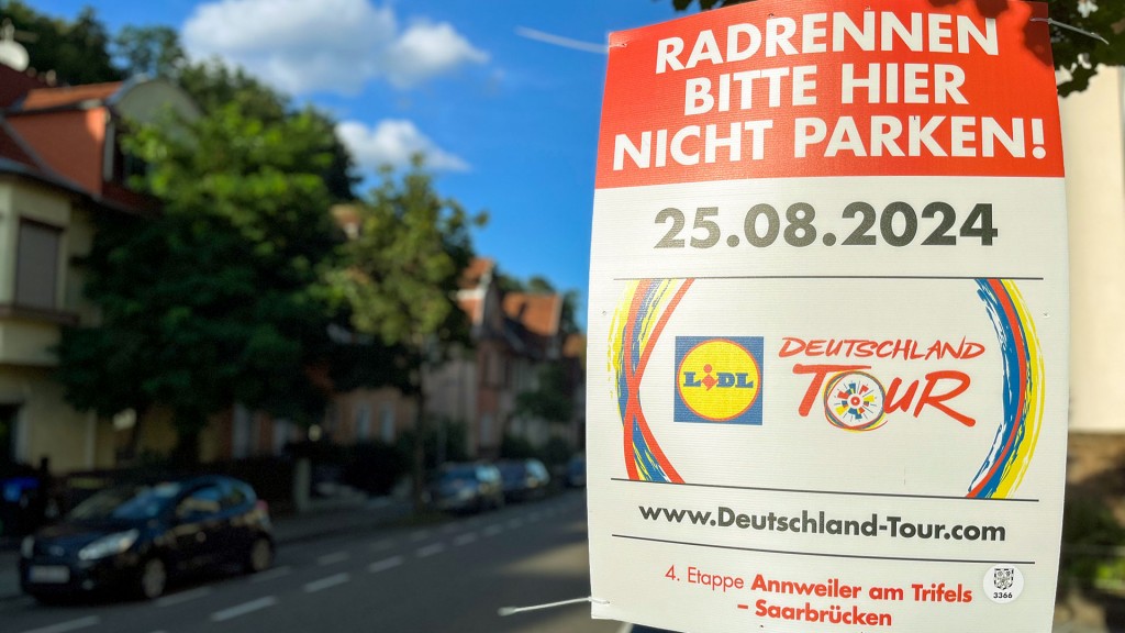 Auf Schildern wird gebeten die Strecke der Deutschlandtour nicht zu beparken