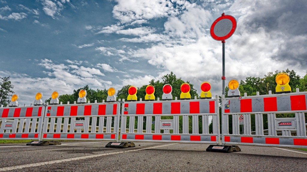 Straßensperrung. Absperrbarken auf der Straße.