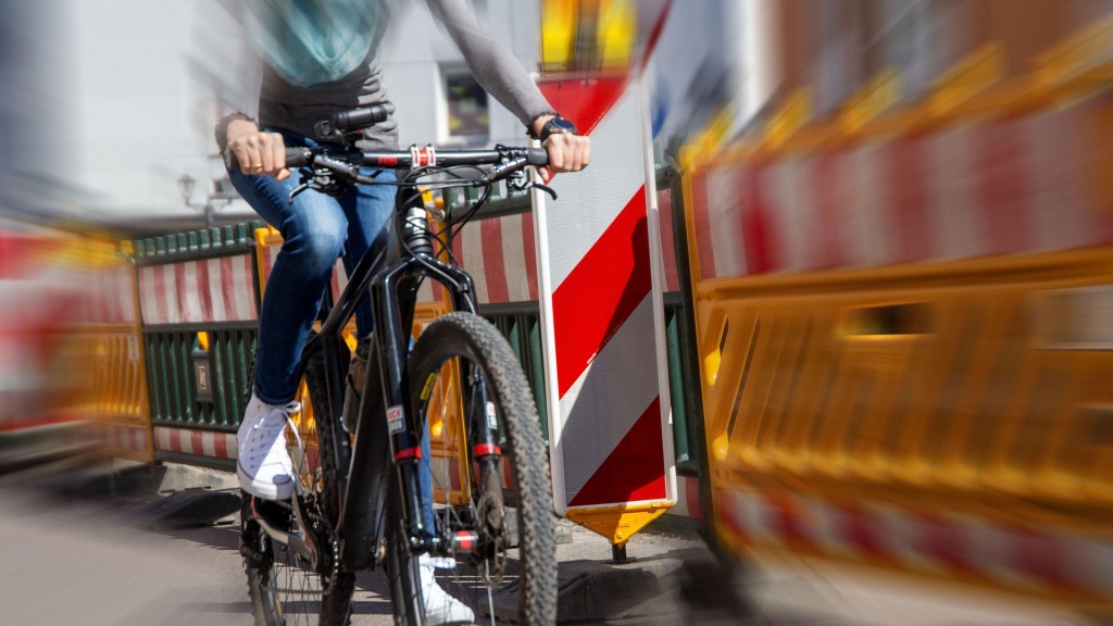 Radfahrerin in einer Baustelle