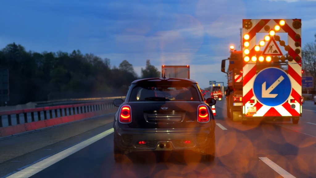 Baustelle bei Nacht auf einer Autobahn 