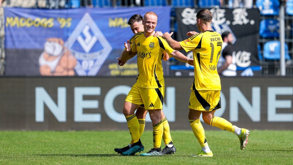 Die Spieler des 1. FC Saarbrücken bejubeln das 1:0 gegen Mannheim. 