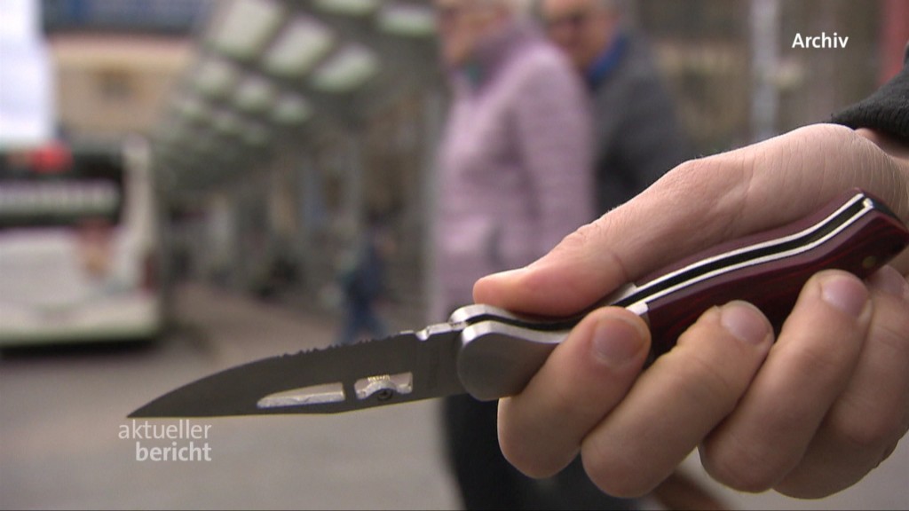 Foto: Eine Person hält ein offenes Messer in der Hand