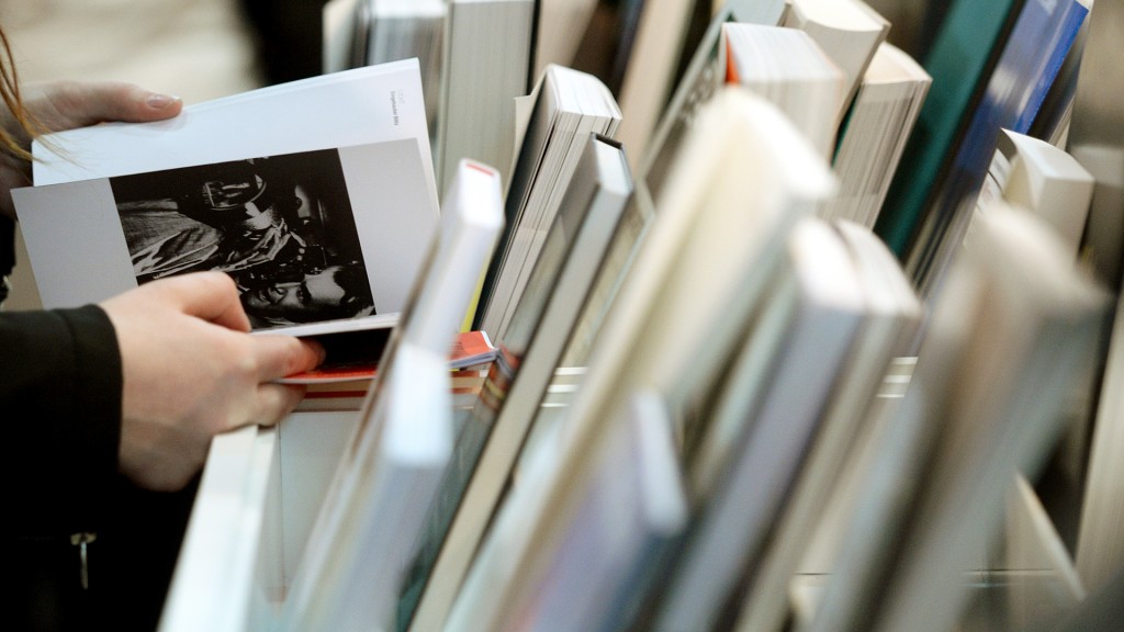 Kundin schmökert am Bücherregal