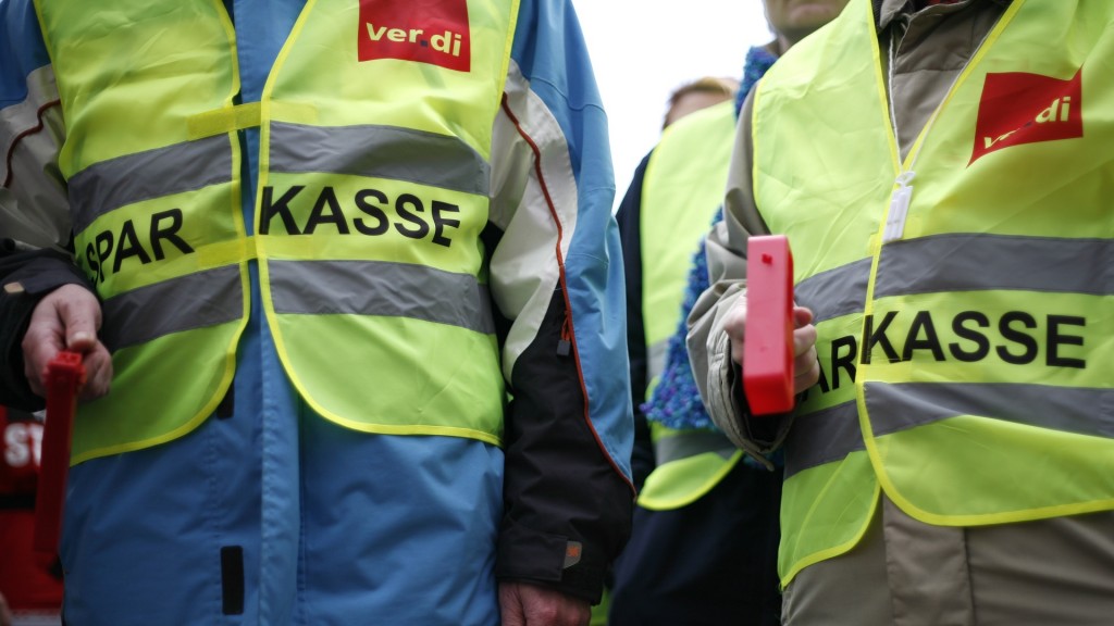 Foto: Menschen mit Verdi-Westen 