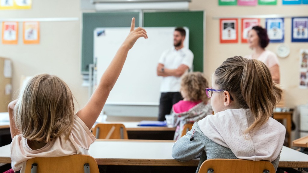 Ein Lehrer und eine Lehrerin vor einer Grundschulklasse