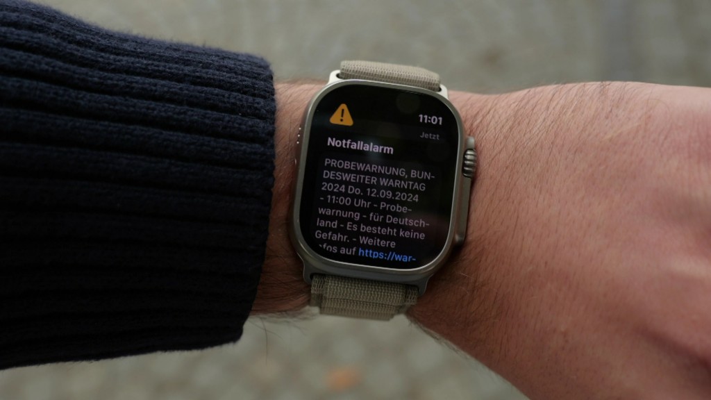 Foto: Notfallalarm-Meldung auf Smartwatch am Handgelenk