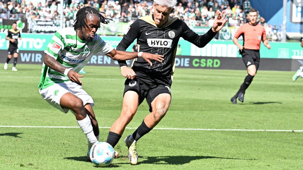 Foto: Noel Futkeu von Greuther Fürth und Lukas Pinckert von der SV Elversberg im Zweikampf um den Ball.