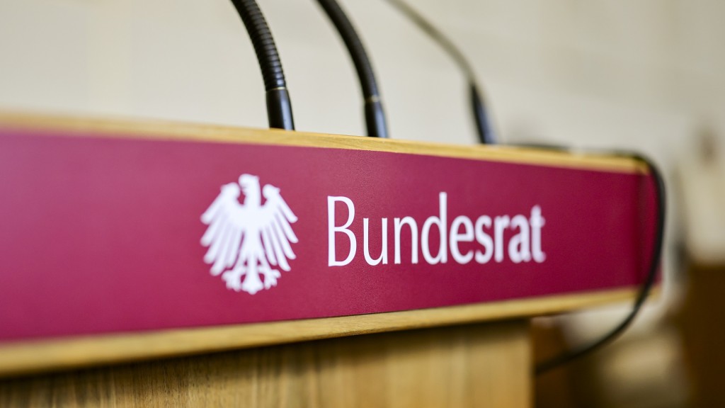 Der Schriftzug Bundesrat mit dem Bundesadler an einem Rednerpult