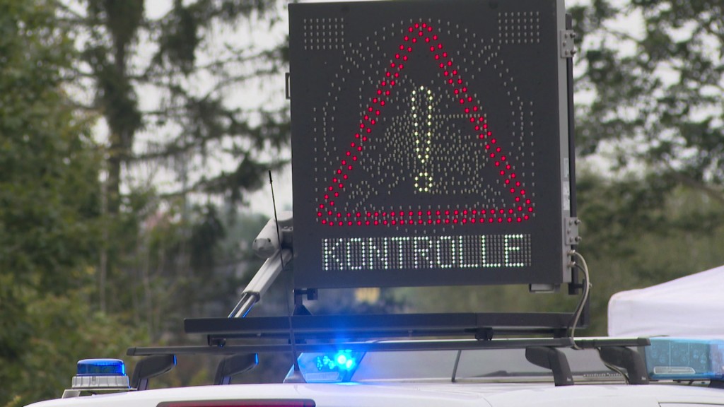 Foto: Warnschild wegen Grenzkontrollen