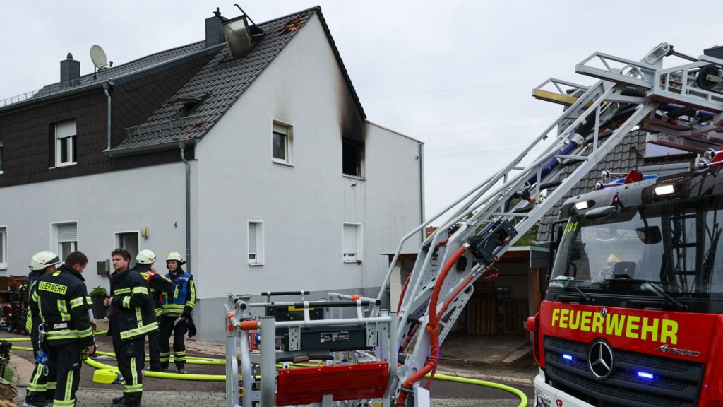 Foto: Einsatzkräfte der Feuerwehr St. Ingbert bei den Löscharbeiten.