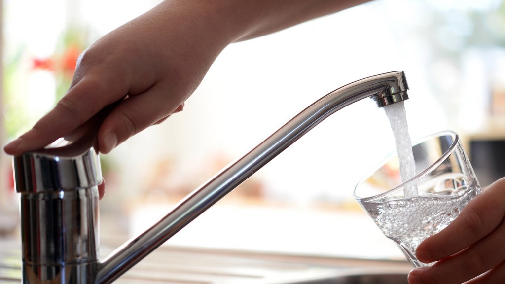 Leitungswasser fließt aus einem Wasserhahn