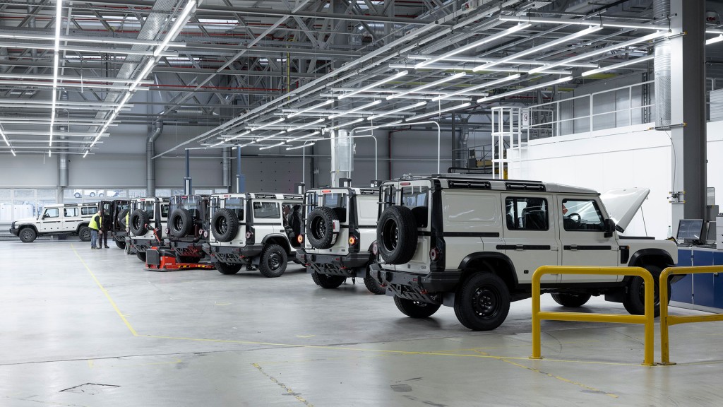 Foto: Fertig produzierte Geländewagen „Grenadier“ im Werk Hambach