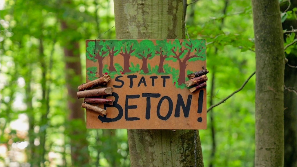 Foto: Protestschild im Saarbrücker Waldstück 