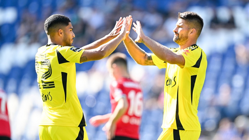 Foto: Kai Brünker (rechts) und Simon Stehle vom 1. FC Saarbrücken klatschen wegen Brünkers 1:0 gegen Hannover 96 II ab.