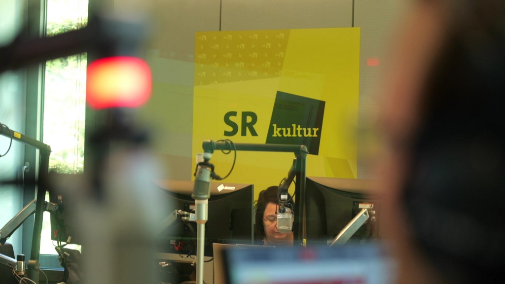 Foto: Eine Moderatorin im SR kultur-Studio