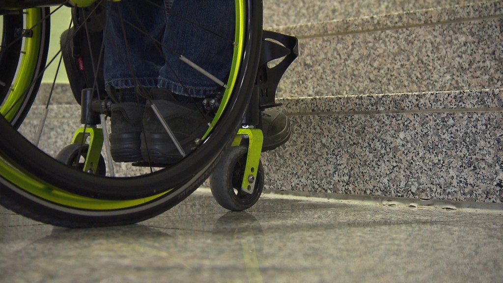 Rollstuhlfahrer vor einer Treppe