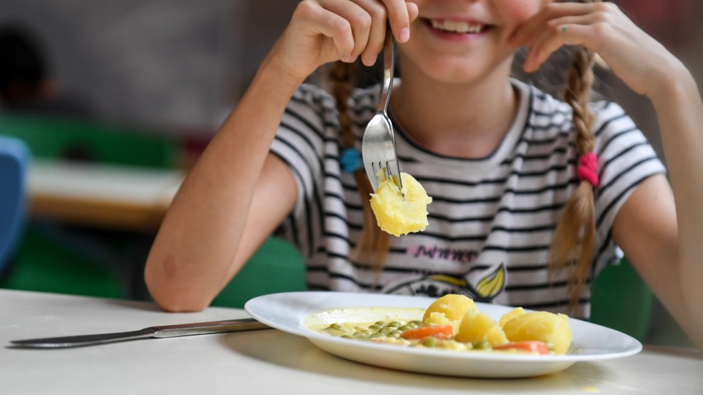 Foto: Kind mit Mittagessen