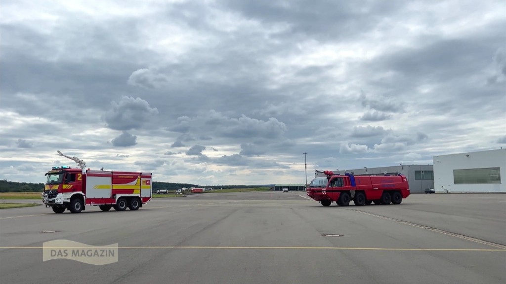 Foto: Die Flughafenfeuerwehr Saarbrücken auf dem Rollfeld