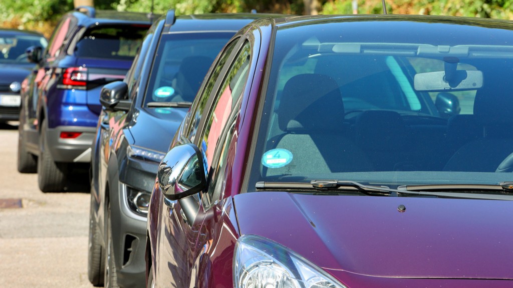 Foto: Autos stehen am Straßenrand