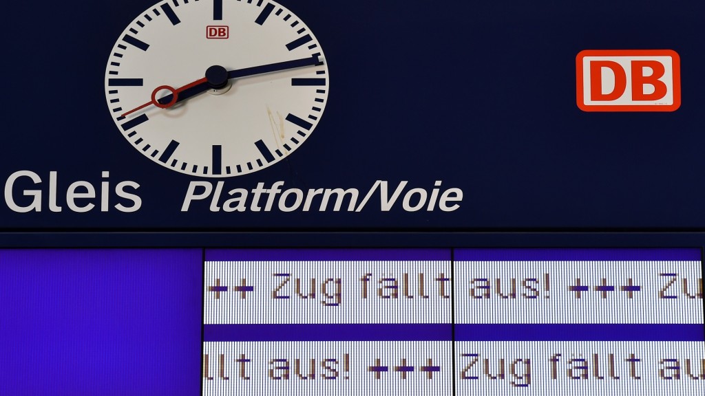 Eine Tafel am Bahnhof informiert über ausfallende Züge. 