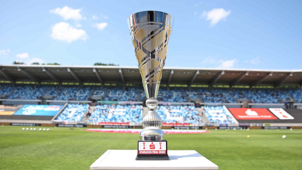 Der Siegerpokal des Sparkassen-Pokal Saar steht im Saarbrücker Ludwigsparkstadion.