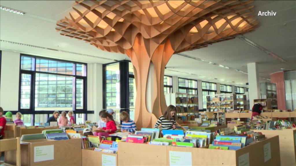 Foto: Kinder beim Durchstöbern von Büchern