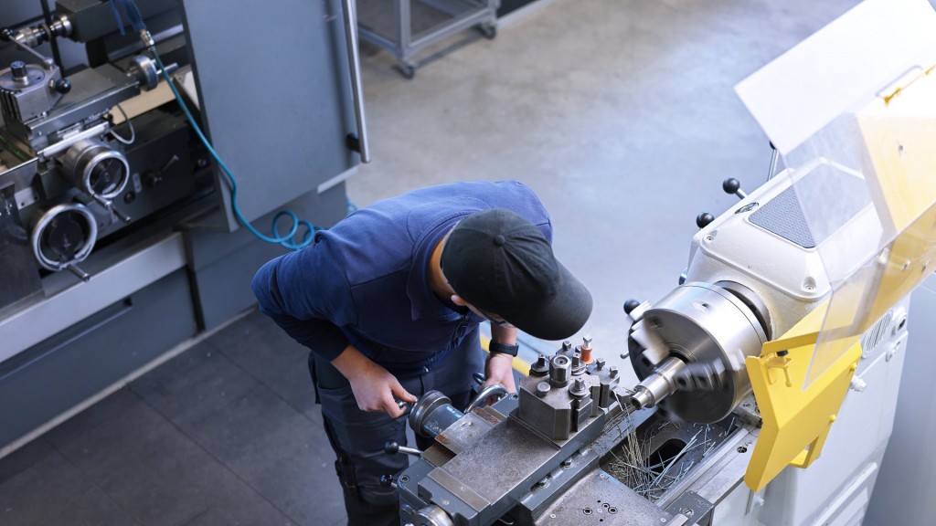 Foto: Ein Metallarbeiter steht an der Drehbank