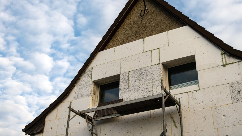 Ein Haus aus den 1930er-Jahren wird mit Polystyrolplatten auf der Außenwand gedämmt