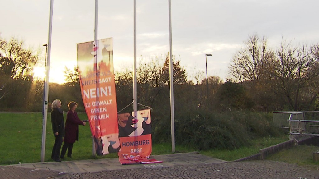 Foto: Frauenbeauftragte hissen Flagge