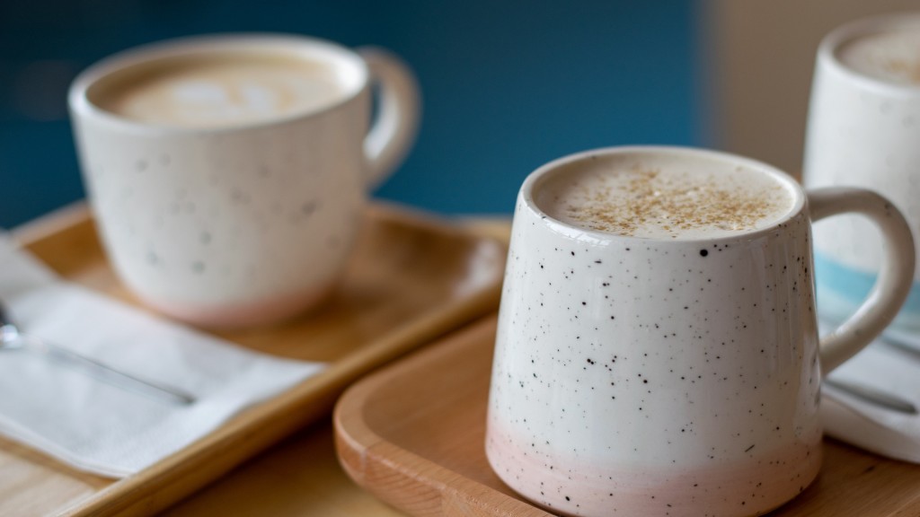 Zwei Tassen Kaffee auf einem Tablet