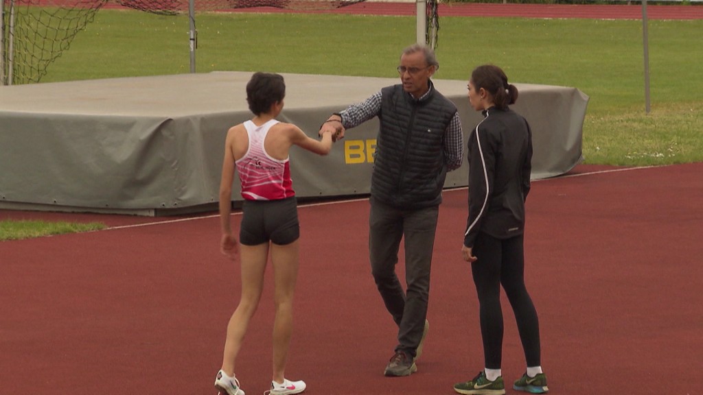 Foto: Benfares-Schwestern auf Sportplatz