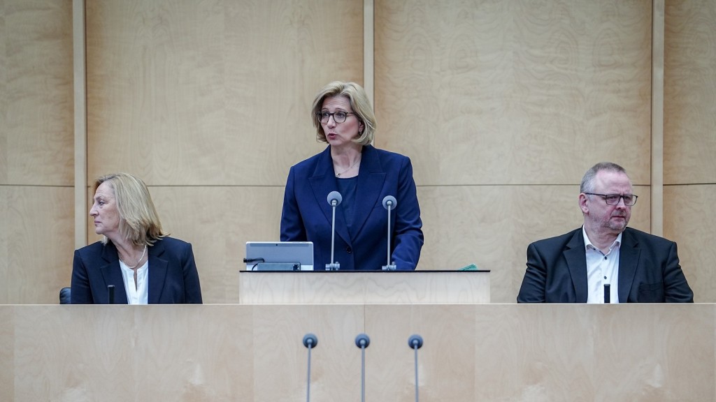 Anke Rehlinger (SPD), Ministerpräsidentin des Saarlandes und Bundesratspräsidentin, spricht bei der Sitzung des Bundesrats