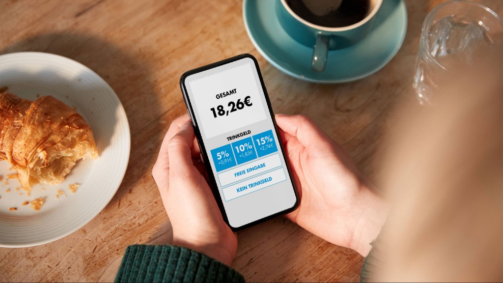 Trinkgeldempfehlungen auf einem Smartphone zum Bezahlen in einem Café