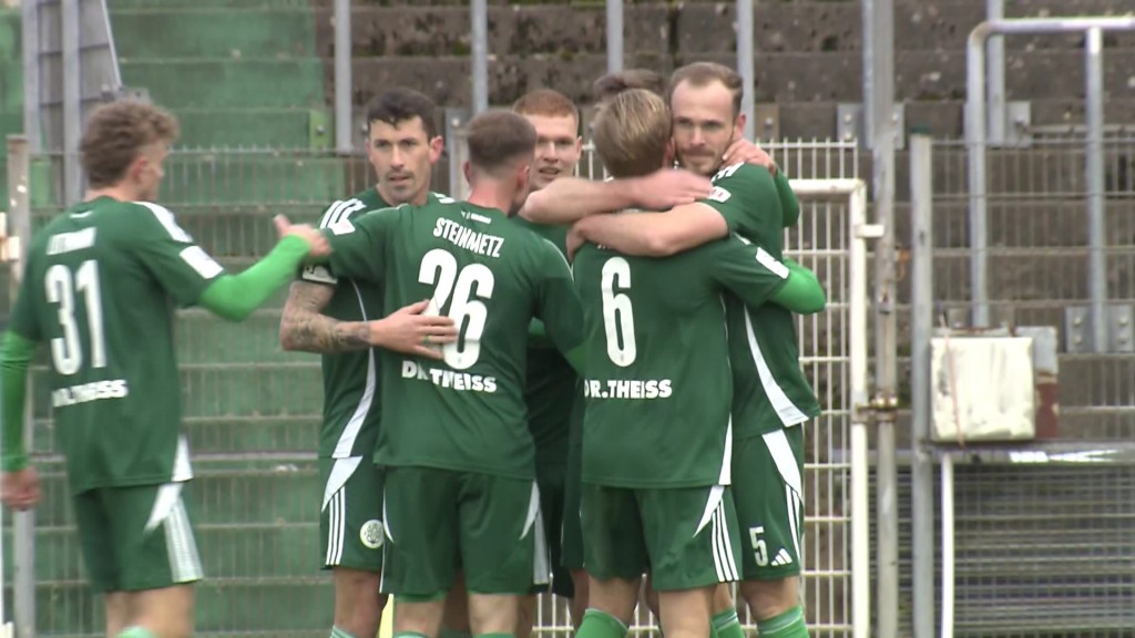 Foto: Spieler des FC Homburg liegen sich in den Armen