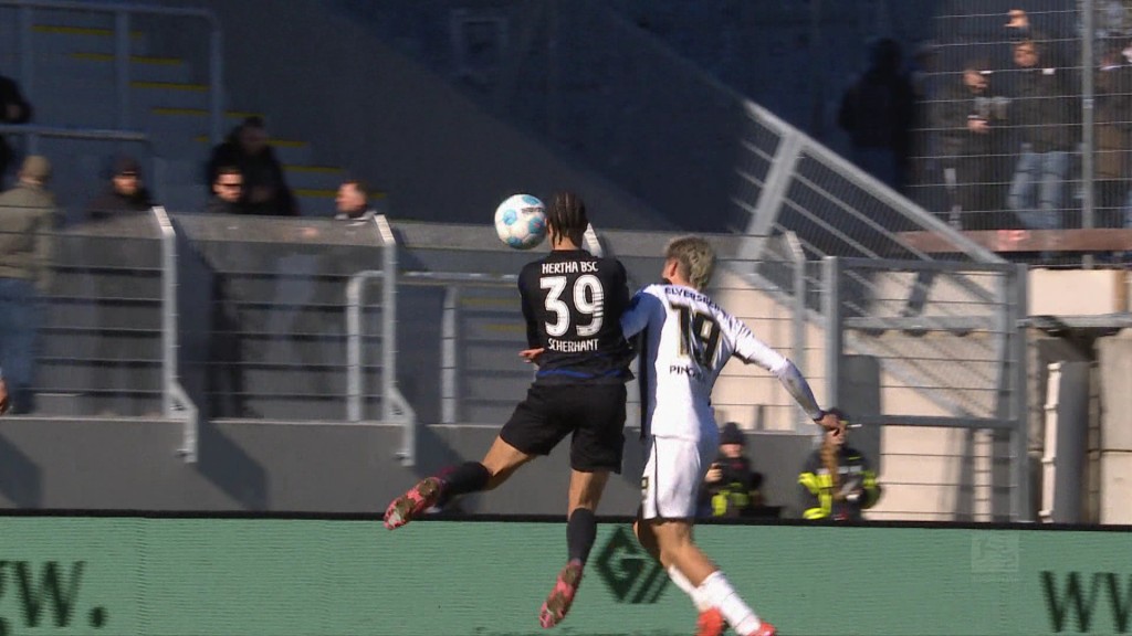 Foto: Zwei Spieler mit einem Ball