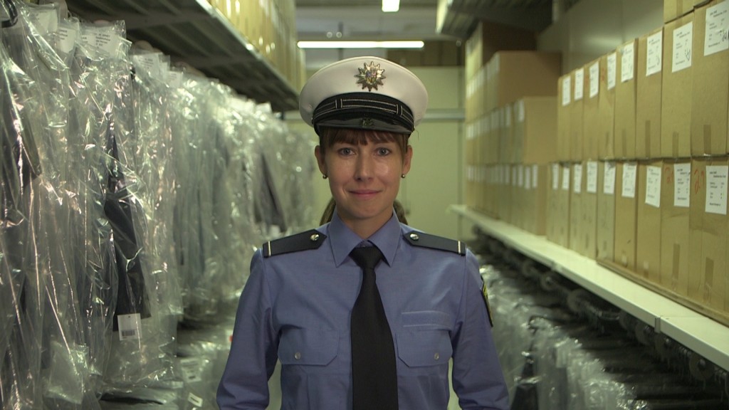 Foto: Anna Lewkowicz trägt ihre Polizei-Uniform
