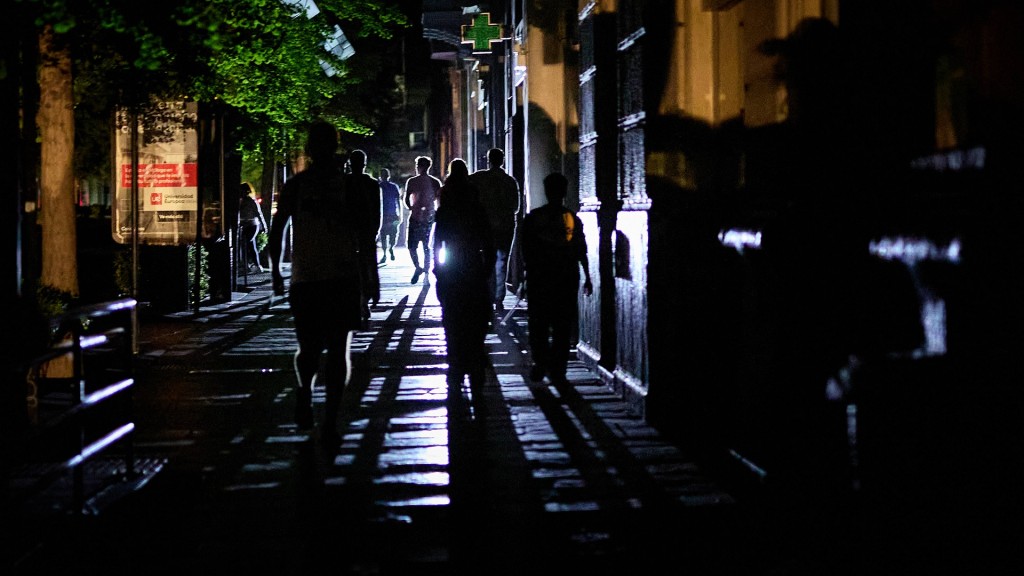 Stromausfall. Menschen in einer dunklen, unbeleuchteten Gasse der Stadt