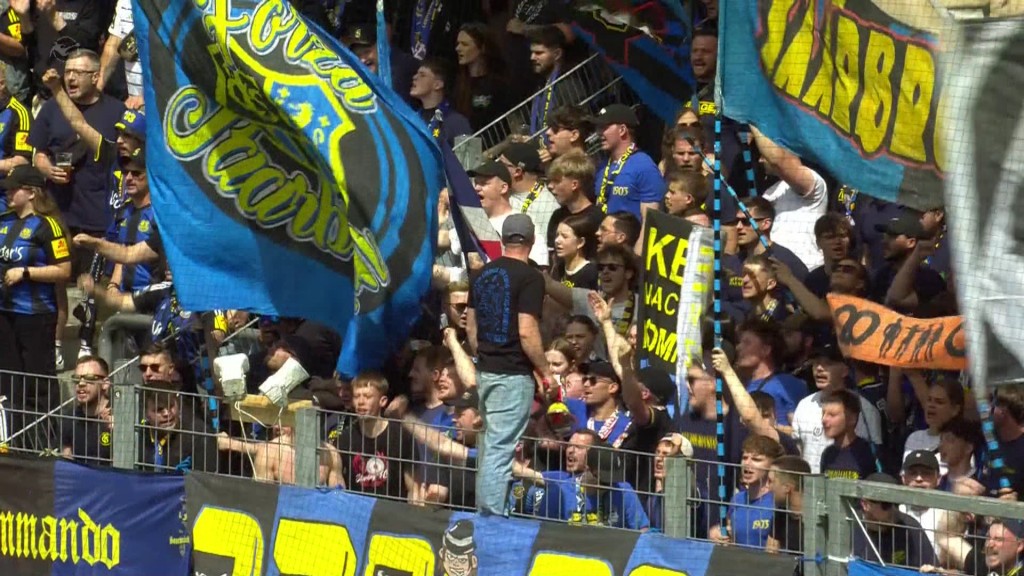 Foto: Jubelnde Fans im Stadion