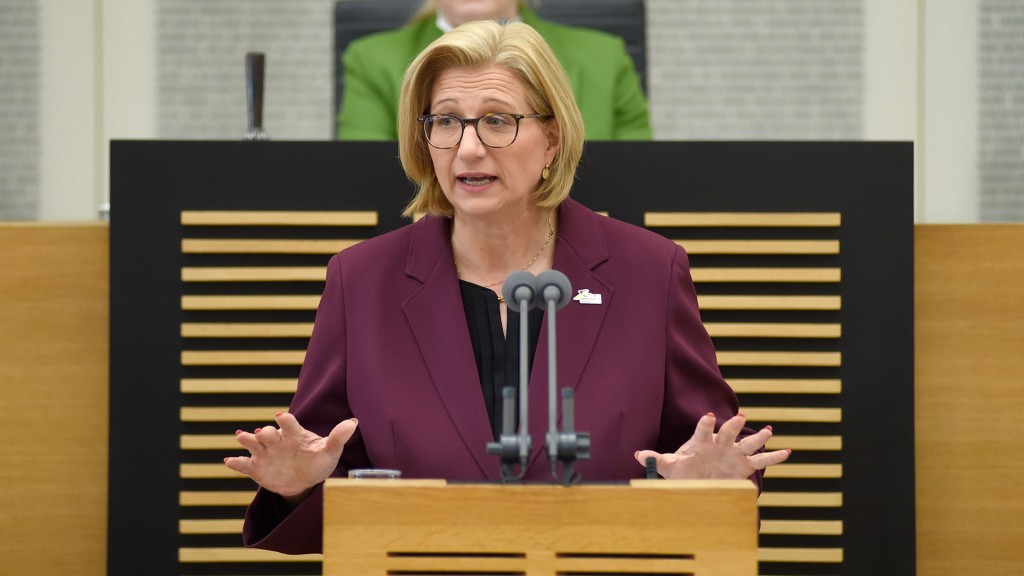 Anke Rehlinger spricht im saarländischen Landtag
