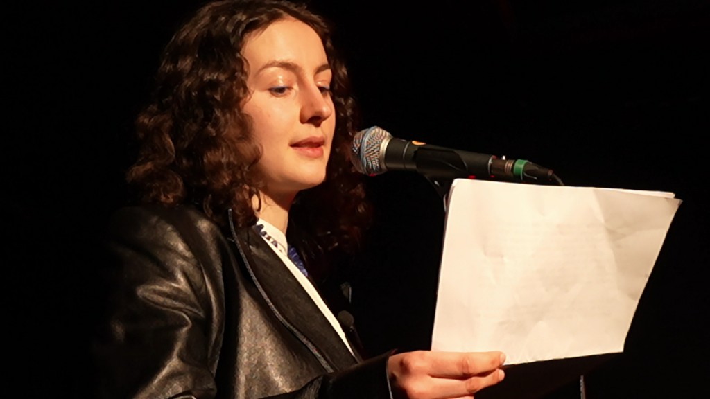 Foto: Teilnehmerin Poetry Slam auf der Bühne