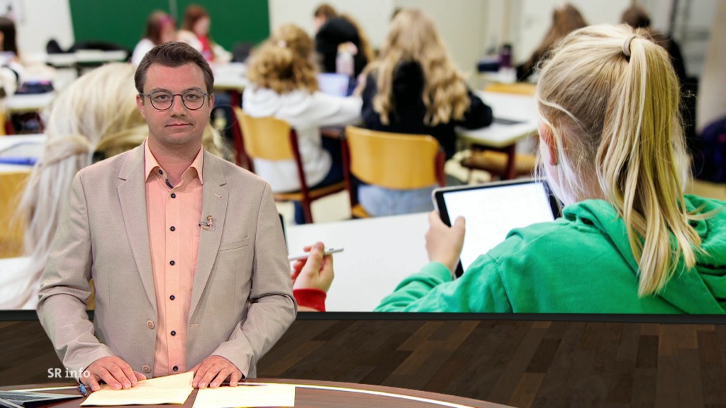 Foto: Moderator vor Bildtafel